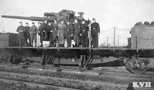 12,8 cm Flak na železničním vagonu.jpg
