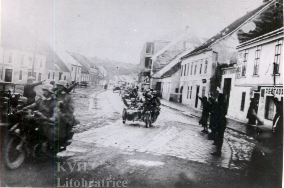 Příjezd Němců do Hustopečí 1939.jpg