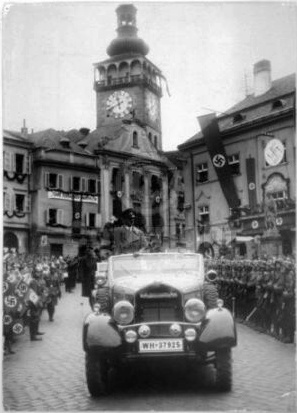 Hitler v Mikulově 1938.jpg