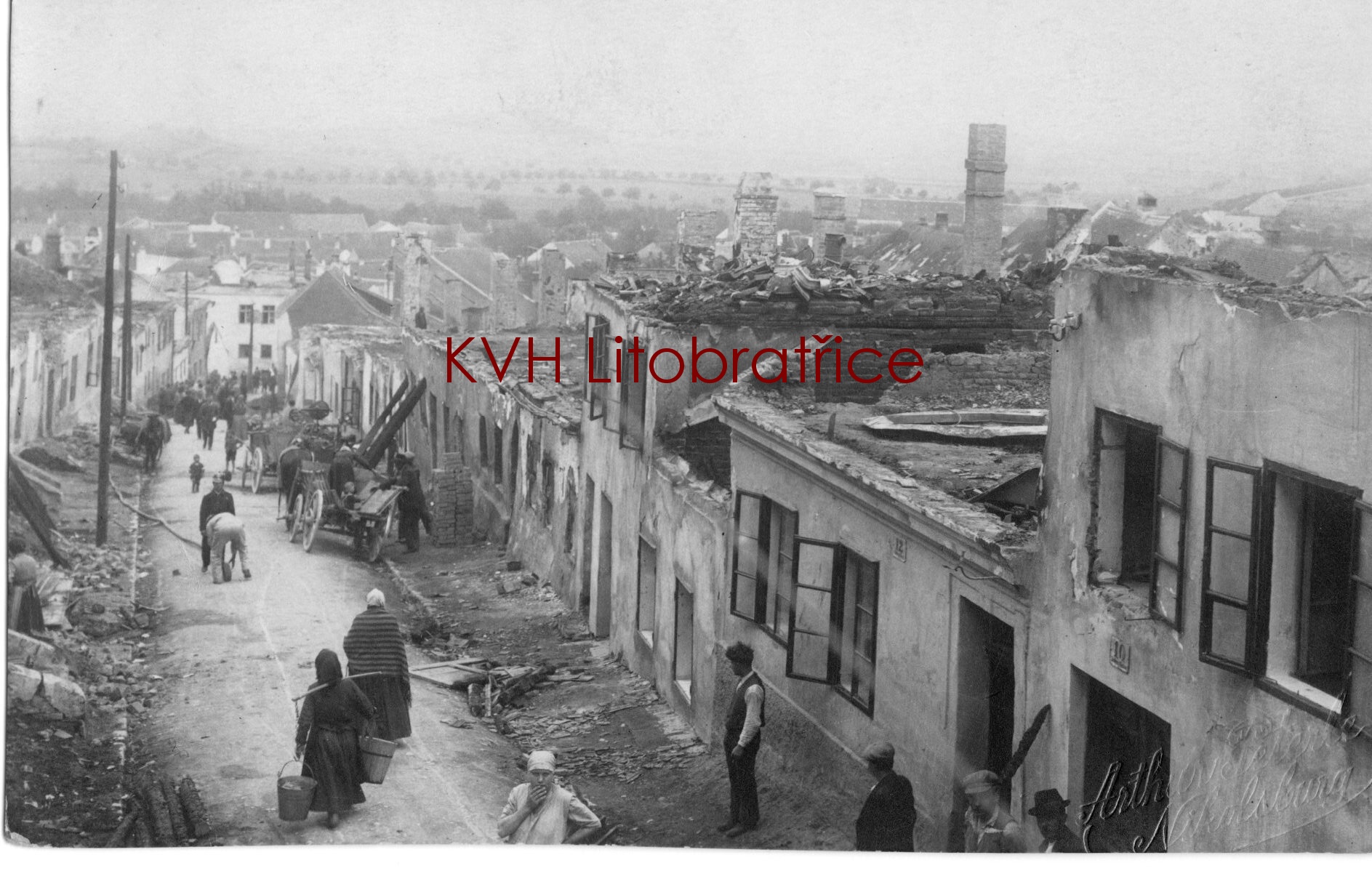 Vyhořelá Husova ulice v Mikulově roku 1926  jpg.1